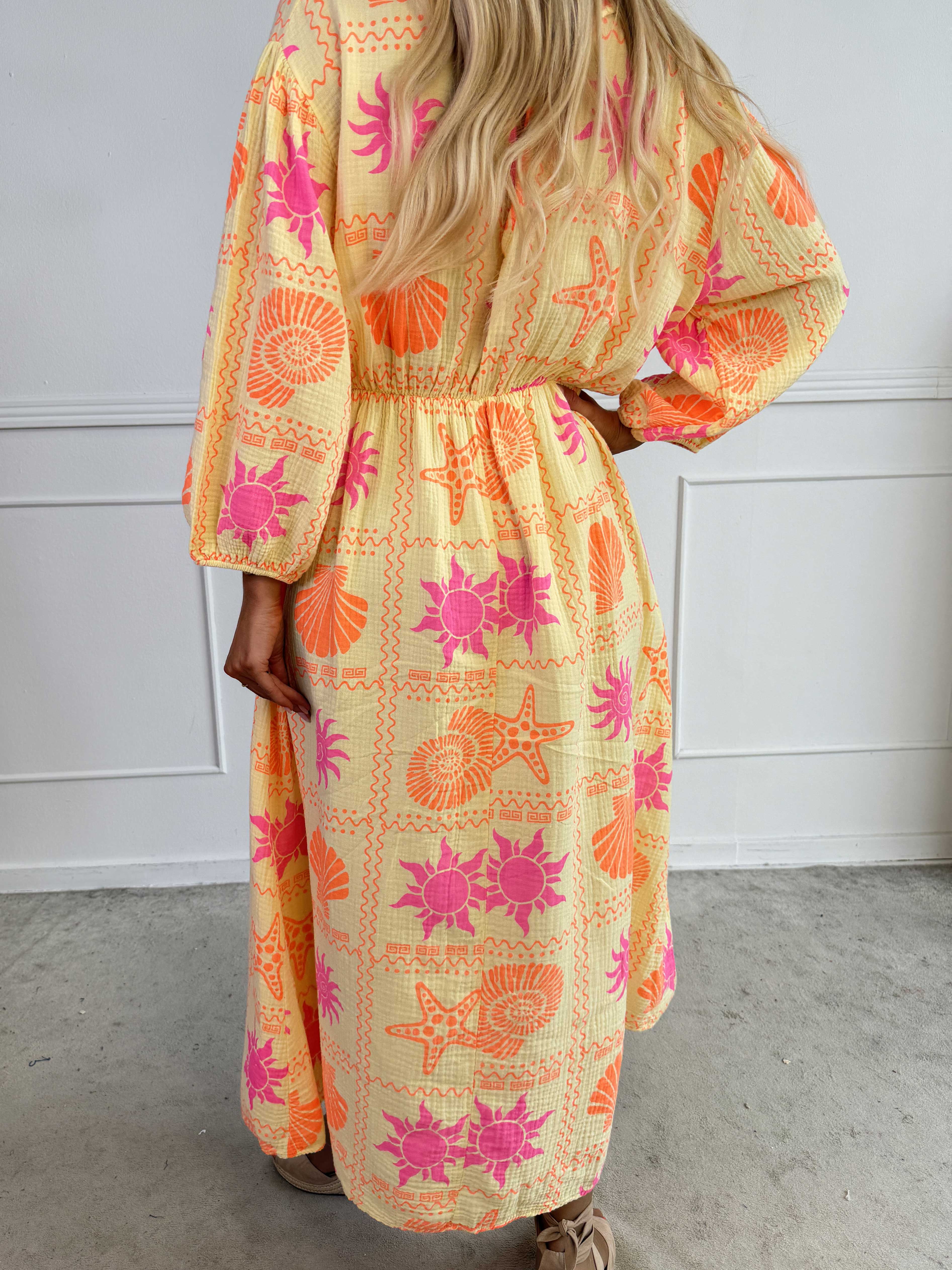 Jasmin - Lång plus size klänning i mjukt muslintyg med färgglada motiv